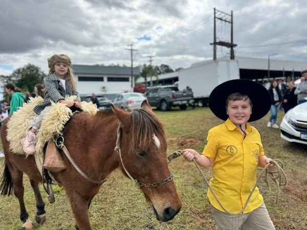 Cavalos levam alegria para a criançada no Acampamento Farroupilha de Teutônia