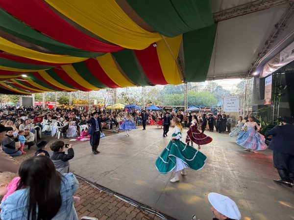 Domingo reúne famílias e visitantes no Acampamento Farroupilha