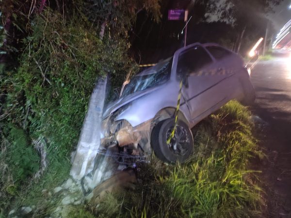 Motorista fica gravemente ferido após colidir contra poste na ERS-130 em Lajeado