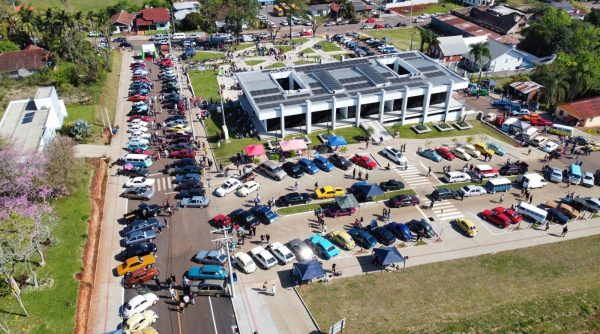 Encontro de carros antigos por uma causa solidária