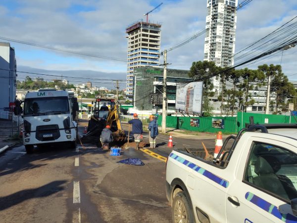 Rompimento de rede da Corsan bloqueia trecho da Senador Alberto Pasqualini