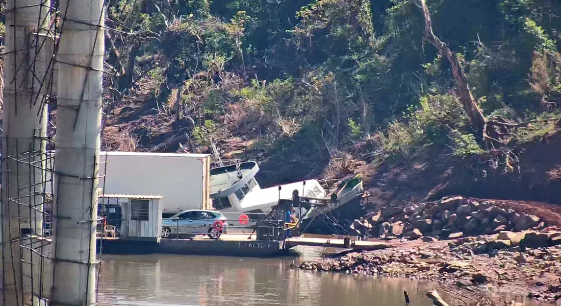 Máquina retira embarcação afundada no início do Taquari