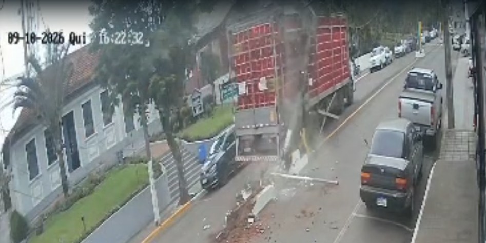 Câmeras flagram caminhão atingir canteiro e seguir sem parar